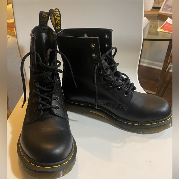 ⭐️ Dr. Martens | 1460 Smooth Leather Lace-up Boots | Black | US 9 - Picture 3 of 15